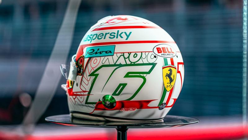 Warna-warni Italia pada desain helm Charles Leclerc (Monaco/Ferrari) di Sirkuit Monza akhir pekan ini. (Foto: racefans)