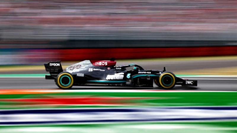 Mercedes W12 besutan Lewis Hamilton, masih bertahan dengan mesin lama dengan sisa 8 balapan tahun ini. (Foto: racingnews365-mercedes)