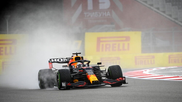 Max Verstappen (Red Bull Honda), sanggupkah menembus finish 5 Besar di Sochi esok? (Foto: pirelli)