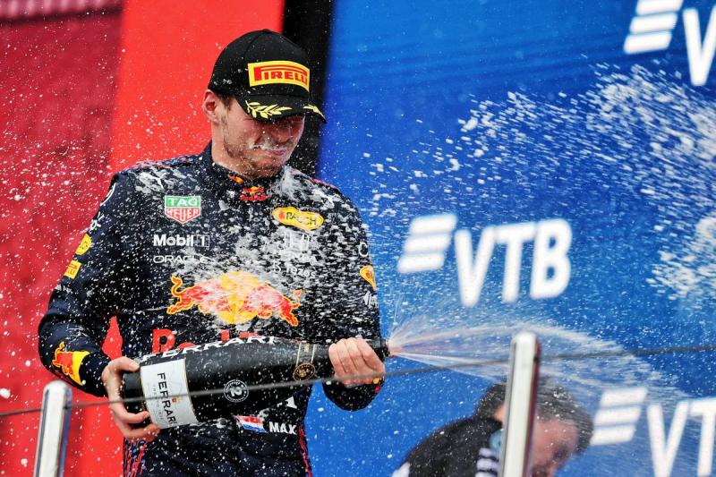 Max Verstappen (Belanda/Red Bull Honda) di podium GP Rusia, hasil di luar perkiraan. (Foto: F1i,com)