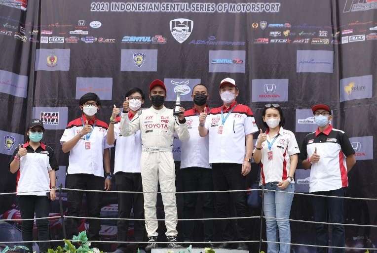 Haridarma Manoppo di podium juara ITCR Max bersama Toshio Obara, Dimitri Fitra Ditama dan skuad TTI lain