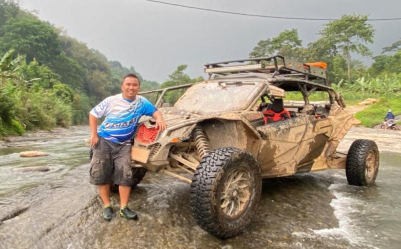 Andy Wibowo, menikmati hobi barunya offroad dengan medan tanah liat dan lumpur di trek Hambalang, Bogor. 