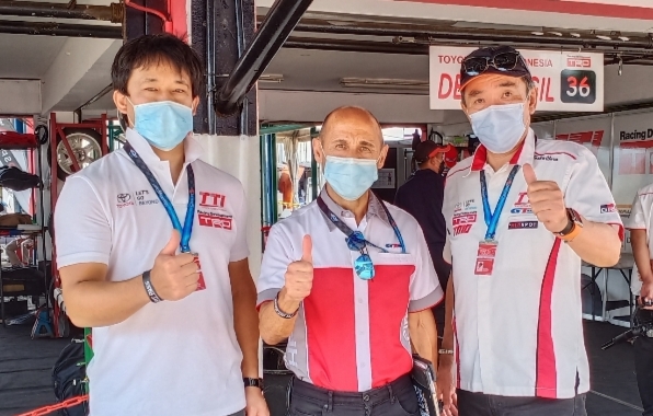 Yusuke Matsuta (kiri), Frank Lochi (GT Radial) dan Toshio Obara, TRD Indonesia menjadi TCD tetap mensupport Toyota Gazoo Racing Indonesia