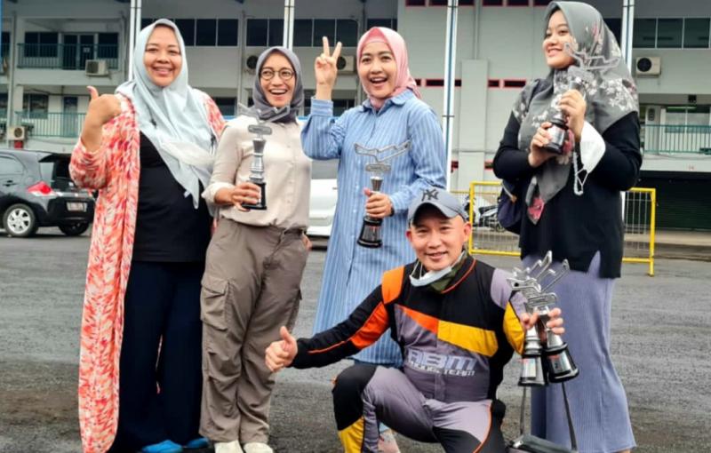 Jimluk dengan trofi ISSOM yang berhasil diraihnya dan ibu-ibu supporter setianya yang datang langsung ke sirkuit Sentul, Bogor 