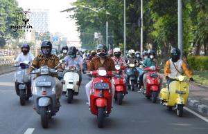 Mewarnai Jakarta dengan Batik dari Atas Tunggangan Vespa