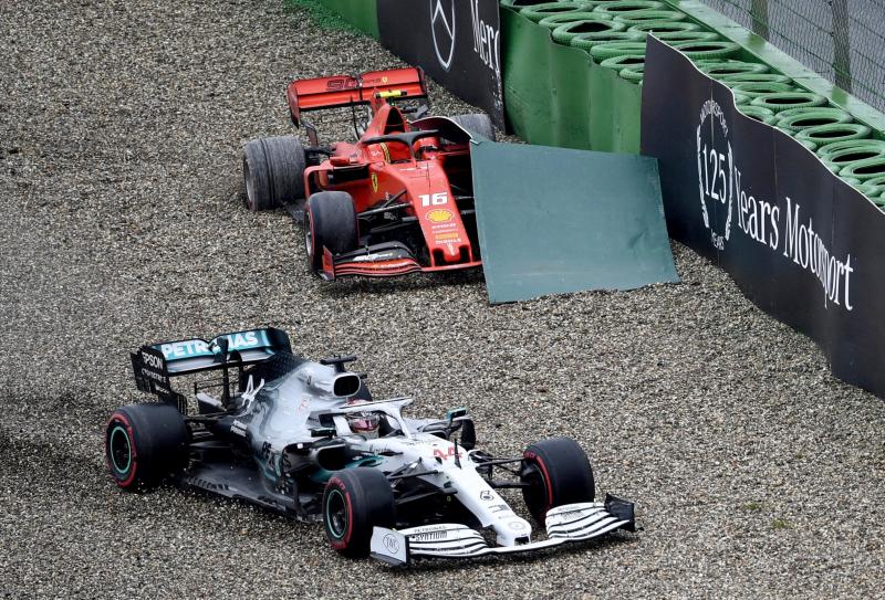 Mercedes yang finish di gravel saat pakai livery putih spesial di GP Jerman 2019, serangan halus ke skuad Red Bull Honda. (Foto: twitter@MercedesAMGF1)