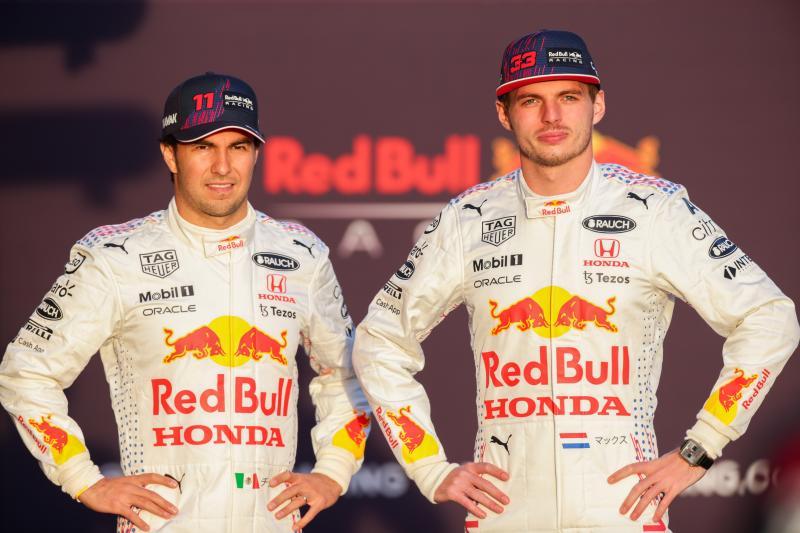 Max Verstappen (kanan) dan Sergio Perez dibalut racing suit baru di GP Turki. (Foto: f1)