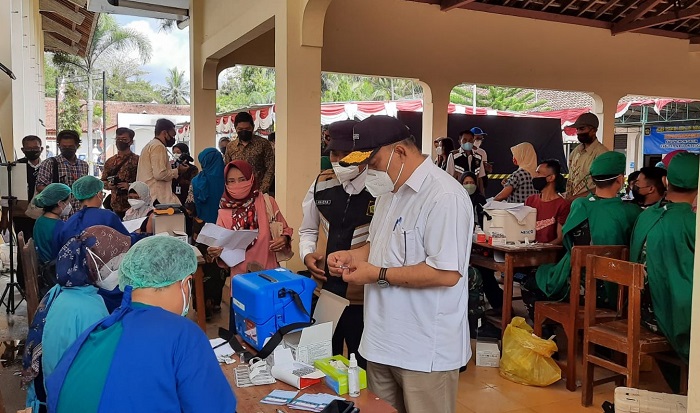 Petugas kesehatan sementara melayani vaksinasi untuk masyarakat di Yogyakarta