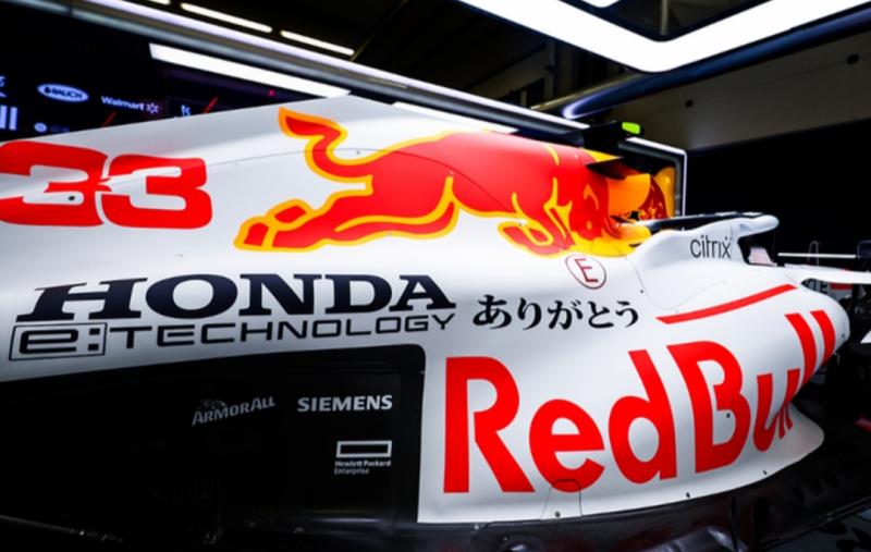 Tulisan Arigato dalam bahasa Jepang pada mobil Red Bull dan Scuderia Alphatauri ungkapan terima kasih dari Honda