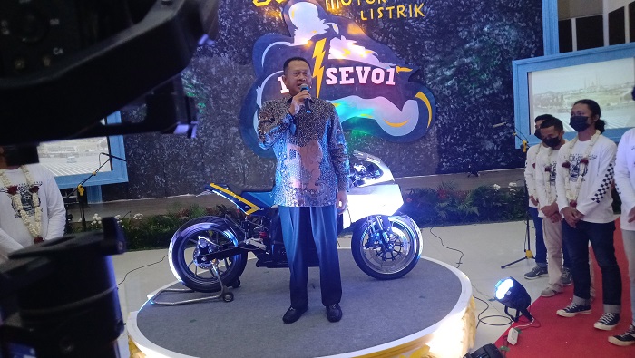 Ketua IMI Pusat Bambang Soesatyo saat menghadiri penyambutan tim Universitas Budi Luhur melakukan ujicoba motor listrik BL-SEV01 Jakarta-Mandalika