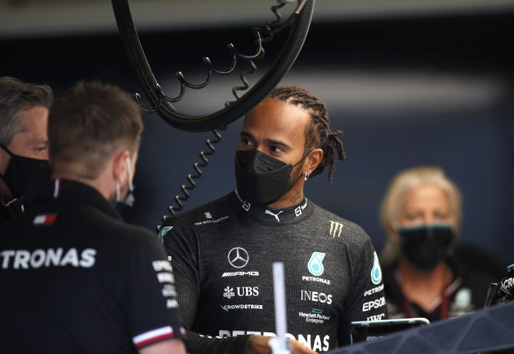 Lewis Hamilton: Bukan Urusan Saya Soal Apakah Akan Ganti Mesin Lagi