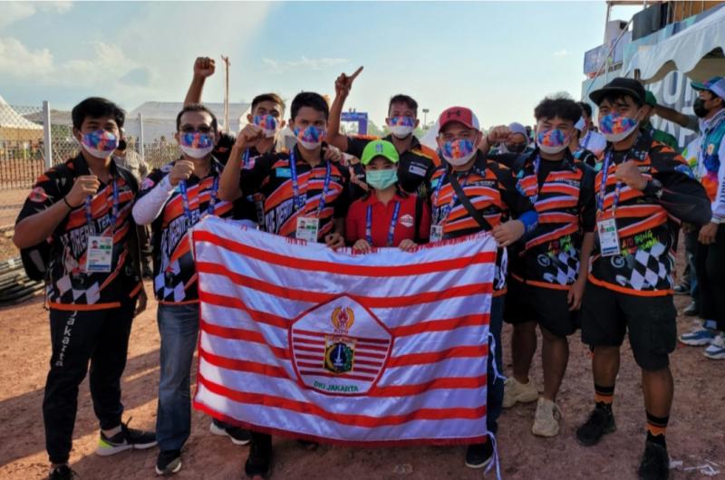 Crosser M Delvintor Alfarizi peraih emas untuk DKI Jakarta bersama kontingen motocross, di PON XX Papua  