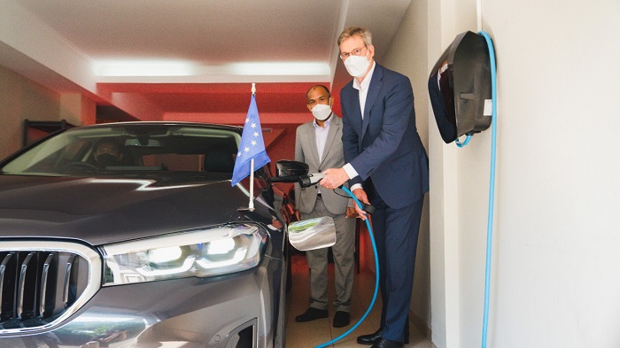 BMW serahkan mobil listrik untuk salah satu diplomat untuk merasakan kenyamanan khas BMW