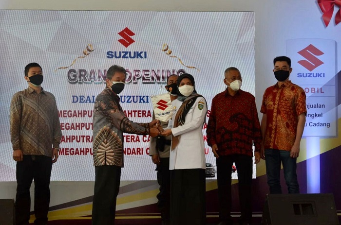 Para petinggi Suzuki meresmikan 4 diler di Sulawesi sambil melakukan kegiatan sosial