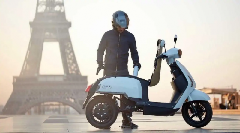 Ilustrasi penunggang motor listrk di Prancis yang kini semakin massif karena pro terhadap isu lingkungan