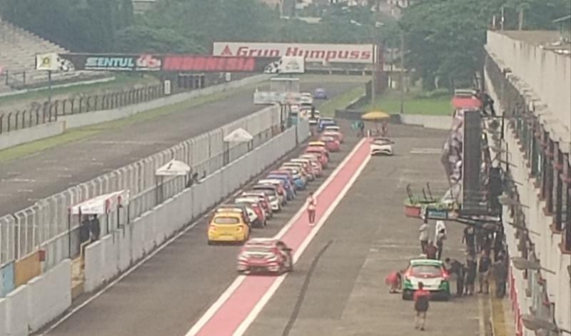 Para pembalap bersiap di pit lane untuk melakukan sesi pengambilan waktu (QTT) ISSOM putaran 4 di sirkuit Sentul Bogor hari ini