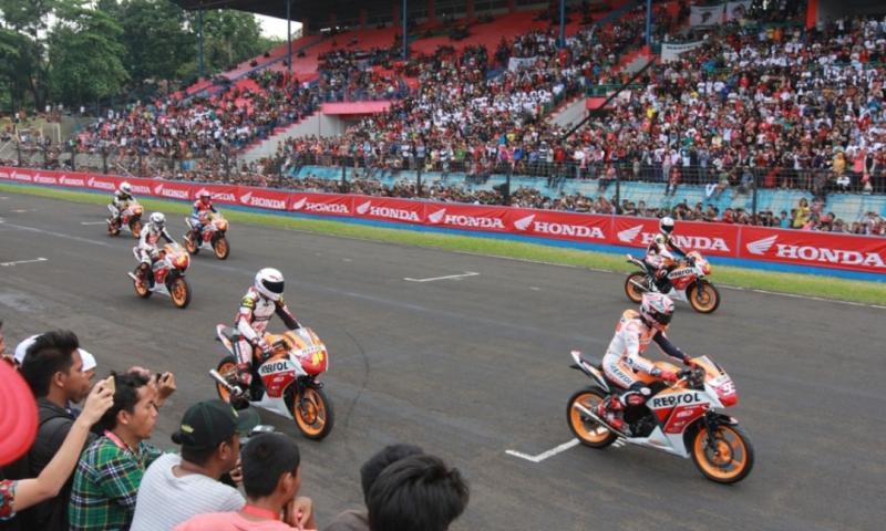 Para pembalap bersiap start pada GP500 di Sentul International Circuit, Bogor tahun 1996. (foto : ist)