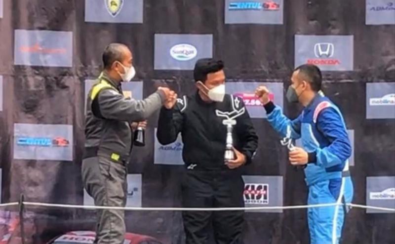 Dari kiri Fitra Eri, Rio Saputro dan Avan Abdullah di podium kelas ITCR 1500 Master ISSOM 2021