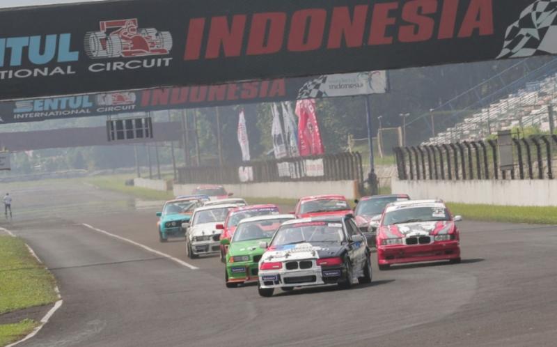 Victor Herryanto di urutan terdepan BMWCCI OMR putaran 4 di Sentul International Circuit, Bogor, Minggu (17/10/2021). (foto2 : ardian pradana) 