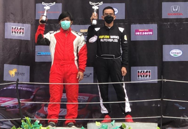 Antoni (kanan) di atas podium juara 1 ITCR Max Promotion ISSOM 2021 di sirkuit Sentul