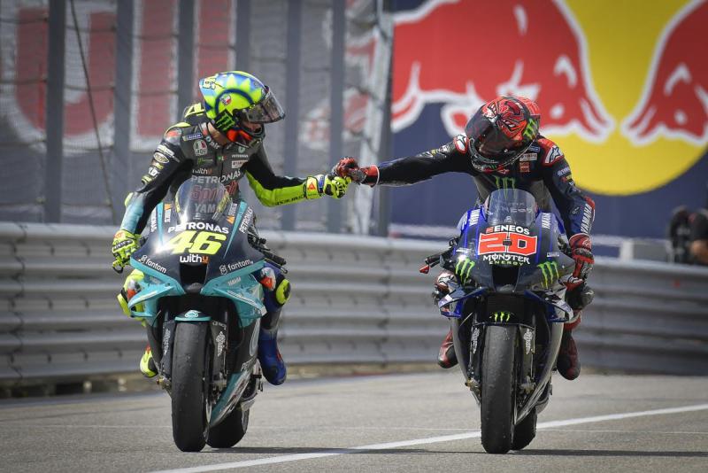 Valentino Rossi dan Fabio Quartararo, pertukaran tempat dalam tim Yamaha yang membuahkan gelar di musim 2021. (Foto: motogp)