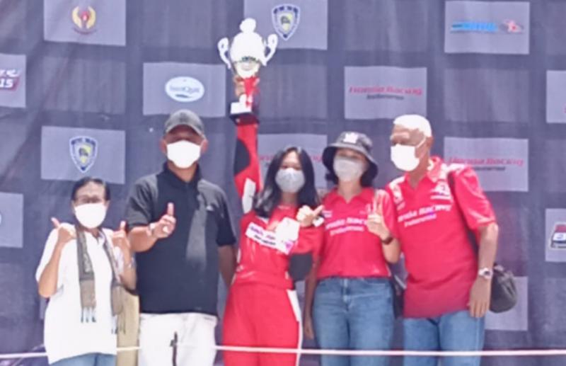 Canya Prasetyo di podium juara 2 Honda Brio Speed Challenge bersama kedua orang tuanya