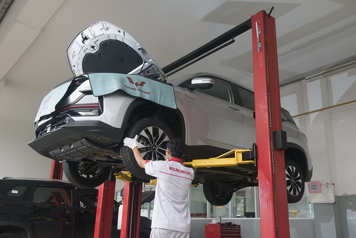 Ilustrasi teknisi Wuling Motors sementara memeriksa dan memperbaiki kaki-kaki unit Almaz RS