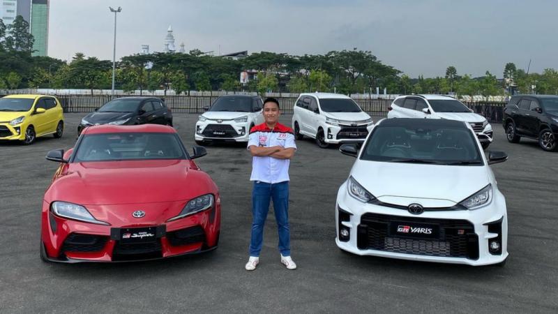 Demas Agil diantara 2 unit Toyota GR Yaris yang tengah menjadi perbincangan hangat pecinta mobil cepat di Indonesia. 