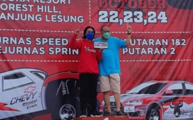 Geofanny Bintang Barlean dan Anondo Eko di podium juara 1 kelas G1.2 Kejurnas Merdeka Speed Offroad 2021 di Asoka Tanjung Lesung, Banten