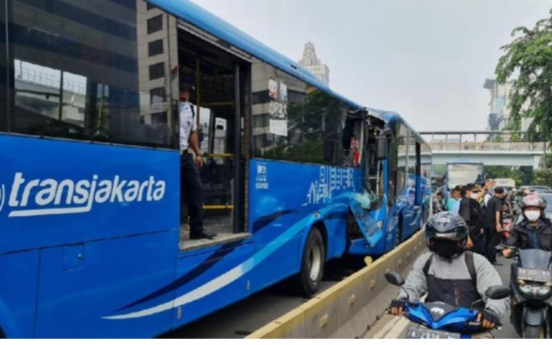 Penampakkan 2 bus TransJakarta yang alami kecelakaan akibatkan 3 orang meninggal dunia di Cawang, Jakarta Timur, Senin pagi hari ini. (foto : twitter TMC PMJ)
