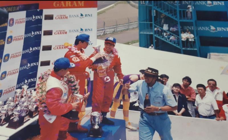 Tommy Santosa di podium juara 1 kejuaraan balap mobil South East Asia Touring Car Championship 1994 di sirkuit Sentul Internatonal