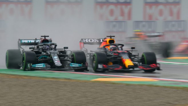Rivalitas Lewis Hamilton - Max Verstappen, makin panas di 5 race sisa. (Foto: f1)