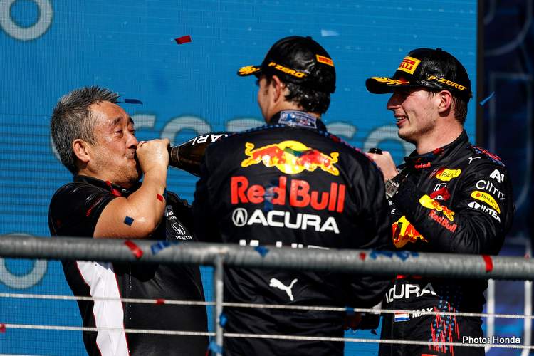 Masashi Yamamoto rayakan double podium Red Bull Honda bersama Max Verstappen dan Sergio Perez di GP AS 2021. (Foto: honda)