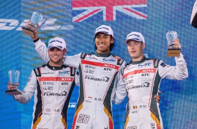 Tom Blomqvist, Sean Gelael dan Stoffel Vandoorne di podium juara 2 rd 5 FIA WEC 2021 Bahrain International Circuit hari ini