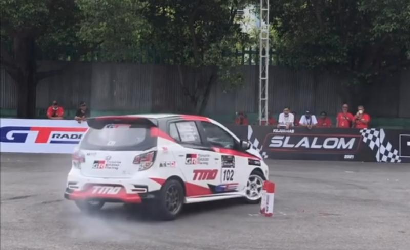 Keandalan dan kelincahan Toyota Agya mengantar 2 andalan Toyota Team Indonesia yakni Adrianza Yunial dan Anjasara Wahyu kuasai kelas F putaran 1 Kejurnas Slalom 2021 di Jogja