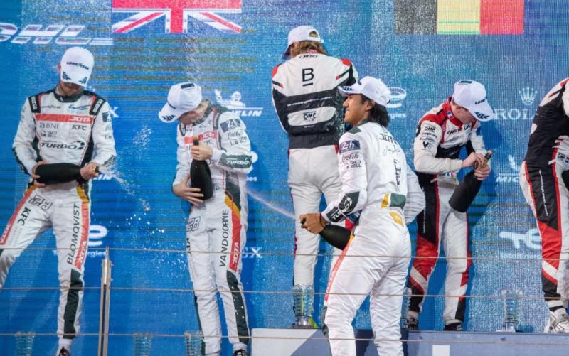 Sean Gelael rayakan kemenangan di podium 6 Hours of Bahrain bersama teammate tim JOTA 28 Tom Blomqvist dan Stoffel Vandoorne