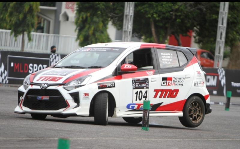 Disupport ban GT Radial, Toyota Agya andalan Toyota Team Indonesia berjaya di putaran 1 MLD Spot Kejurnas Slalom 2021, Jogja. (foto : rinto)