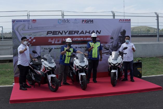 Penyerahan simbolis 40 unit motor Honda ADV untuk mobilitas tim balap di sirkuit Mandalika Nusa Tenggara Barat