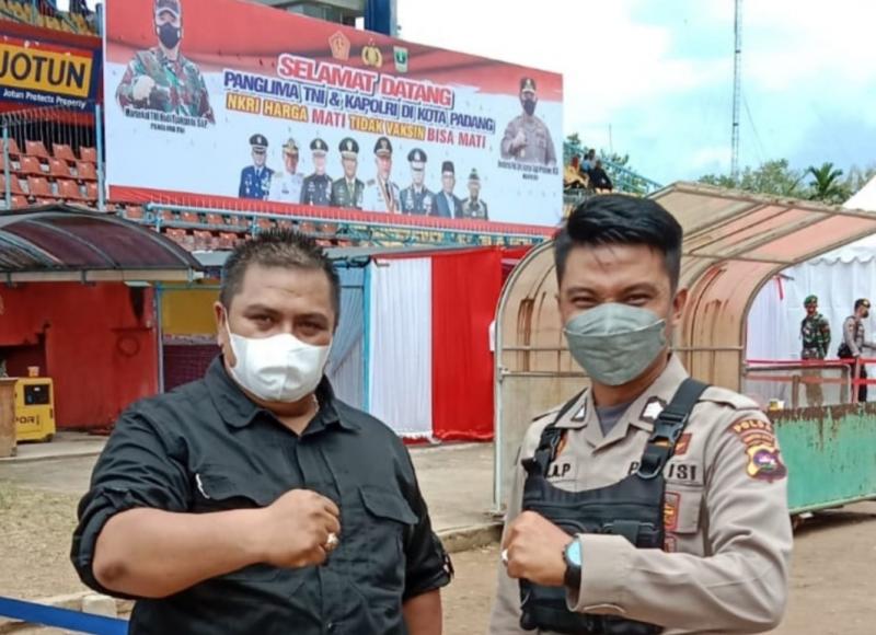  Plt Ketua Pengda IOF Sumbar Verry Mulyadi dan Brigadir Oki Anugrah Putra (Kabid Rescue) turun langsung ke lokasi vaksinasi. (foto : ende)