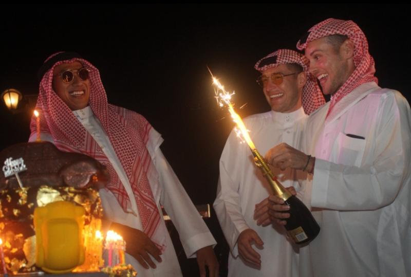 Sean Gelael (kiri), Stoffel Vandoorne, dan Tom Blomqvist berpakaian khas Arab, siap tempur di 8 Hours of Bahrain, Sabtu akhir pekan ini.