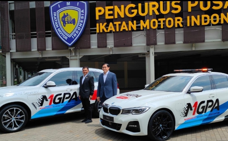 Dua unit BMW diterima Direktur Hubungan Internasional IMI Pusat Dyan Dilato sekaligus Clerk of The Course Sirkuit Pertamina Mandalika dari Vice President Sales and Network Development BMW Bayu Riyanto di Kantor Pusat IMI GBK Senayan Jakarta, Sabtu (6/11/2021).