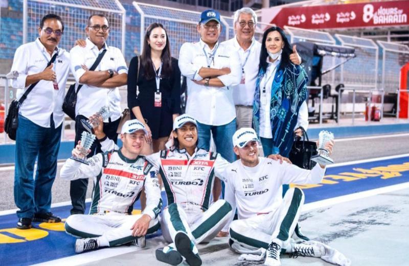 Bamsoet bersama Sean Gelael, Tom dan Stoffel dengan trofi juara 2 kelas LMP2 FIA WEC 2021 di Bahrain