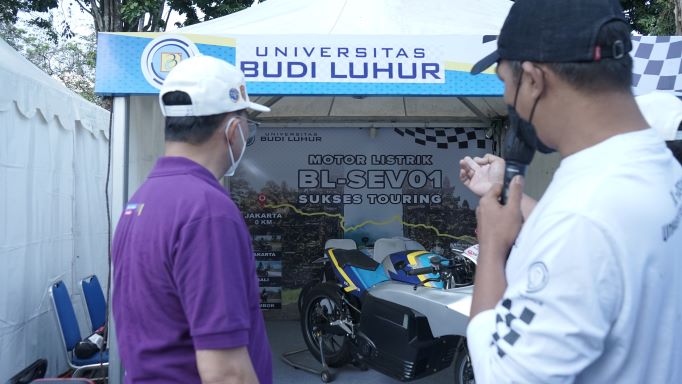 Petinggi Universitas Budi Luhur memperkenalkan motor listrik BL-SEV01 dalam pameran