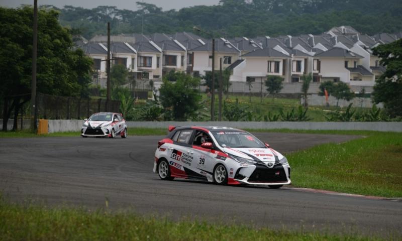 Dua Toyota Yaris dengan pembalap Haridarma Manoppo dan Demas Agil menguasai ITCR Max Master round 5 ISSOM 2021 hari ini. (foto : agung)