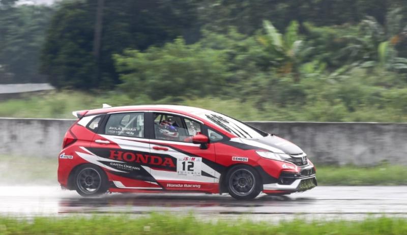 Kembali P1, pembalap Honda Racing Indonesia Avila Bahar telah mengunci gelar juara nasional ITCR 1500 Rising Star