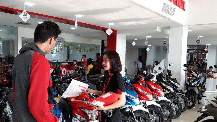 Calon konsumen melihat deretan motor yang didisplay pada sebuah dealer motor di Jakarta