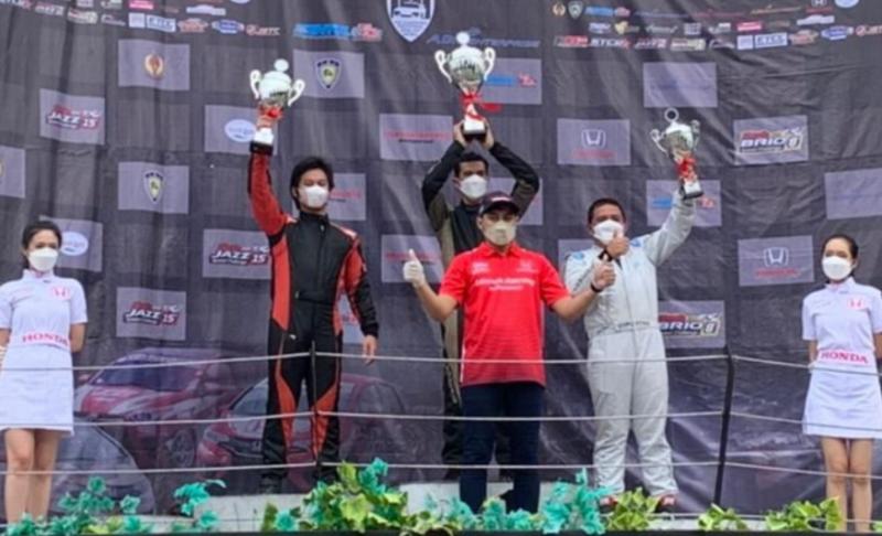 Dypo Fitra (kanan, racing suit putih) di podium Honda Brio Speed Challenge Rising Star ISSOM 2021 putaran 5
