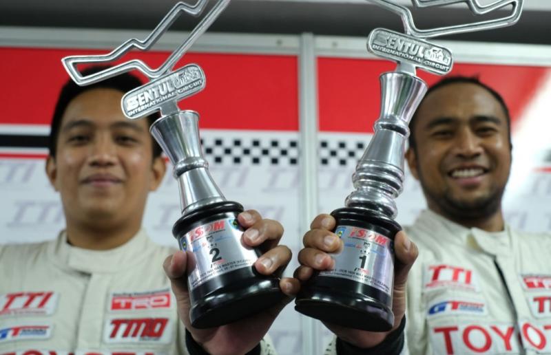 Haridarma Manoppo dan Demas Agil dengan trofi juara 1 dan 2 ITCR Max Master ISSOM 2021 putaran 5