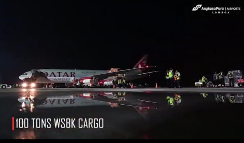 Pesawat Cargo Boeing 777F dari Doha yang membawa 100 ton perlengkapan balap ATC dan WSBK telah mendarat di Bandara International Lombok tadi malam 