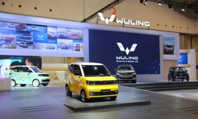 Display ragam produk Wuling di GIIAS 2021, mulai dari mobil konvensional hingga mobil listrik